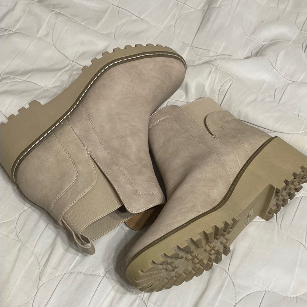 Dolce Vita Rielle Ankle Bootie - Picture 5 of 7